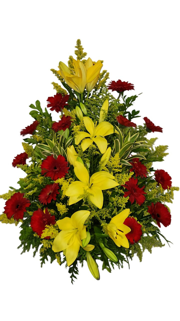 Corbelia-com-lirios-amarelo-gerberas-vermelhas-com-folhagem