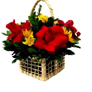 CESTA PAIXÃO COM 4 ROSAS COLOMBIANAS VERMELHAS TRABALHADAS E ASTROMÉLIA