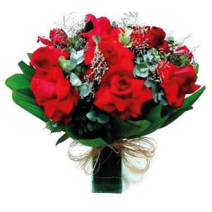 ARRANJO DE ROSAS COLOMBIANAS NO VASO